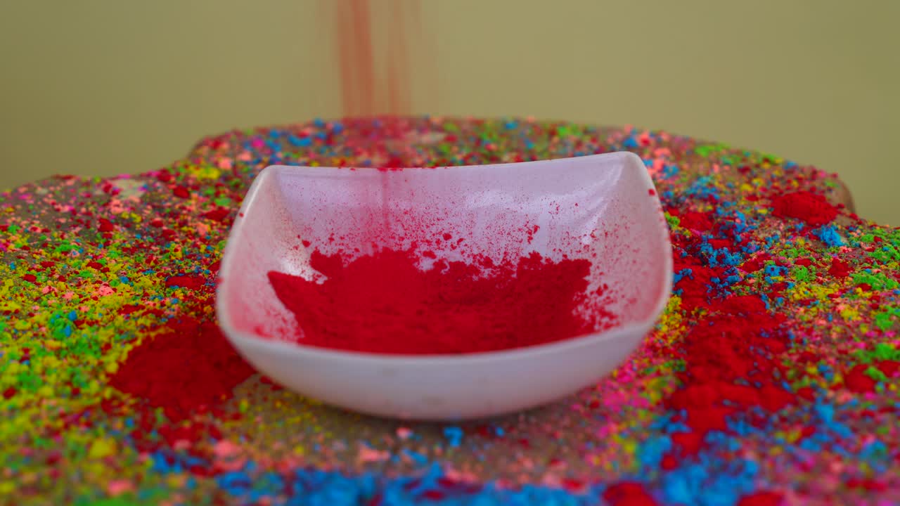 festival de color en la india concepto. cuenco blanco decorativo lleno de polvo de gulal para celebrar holi. imágenes de cuenco branco lleno de color gulal en el festival de holi o dhulandi.