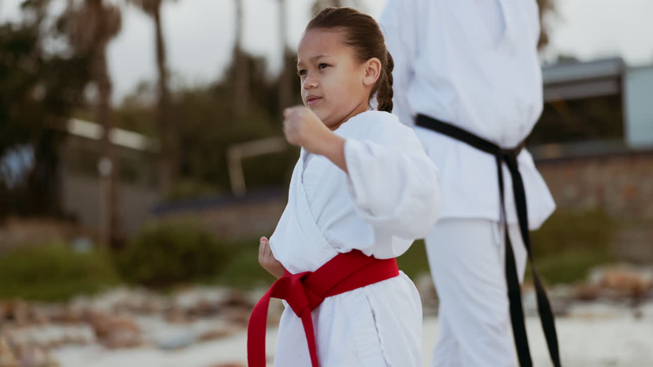 Karate, tập luyện và bé gái với huấn luyện viên nam