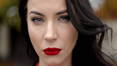 mujer seria con maquillaje vívido