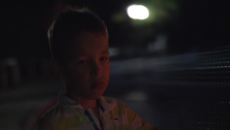 niño triste tirando de la red de advertencia en la carretera