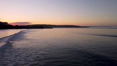 Fliegende-Drohne-In-Der-Nähe-Von-Wellen-In-Einem-Wunderschönen-Sonnenuntergang---West-Cork,-Irland