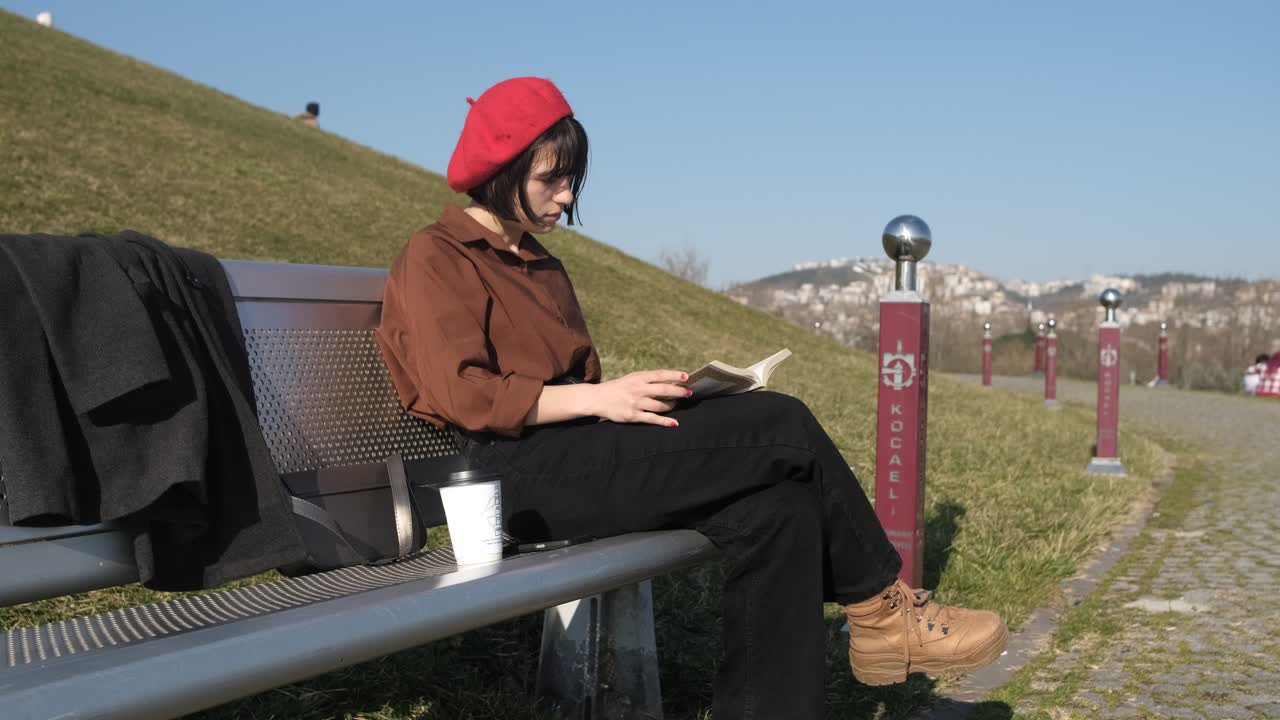 책에 코를  ⁇ 습니다.