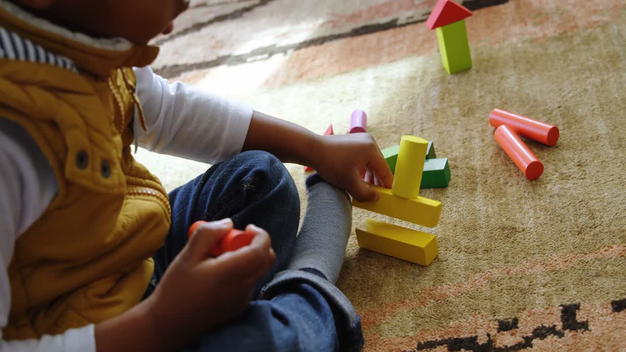 niño jugando con bloques de construcción en un hogar cómodo 4k