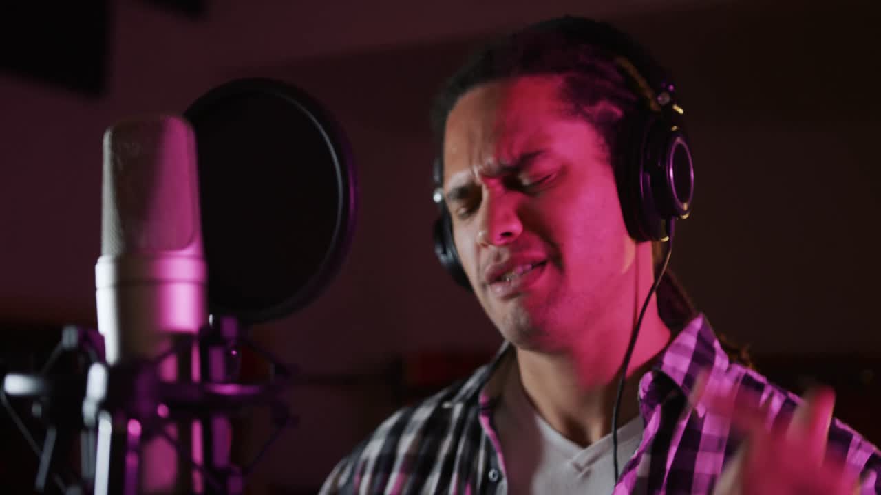 cantante masculino cantando en un estudio de música