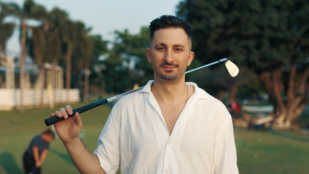 Uomo che tiene una mazza da golf