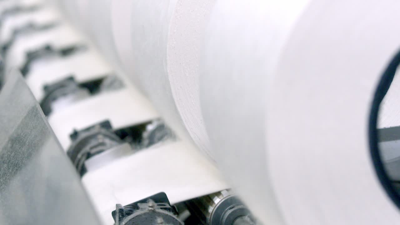 스피닝 기계에서 작동하는 기어와 섬유 팔