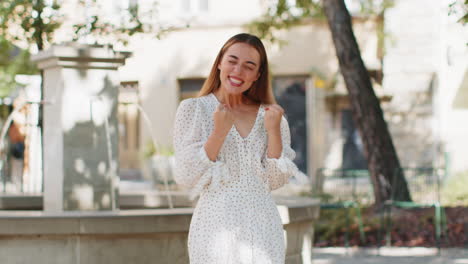feliz mujer joven gritando celebrando el éxito ganando logro buenas noticias en la calle de la ciudad