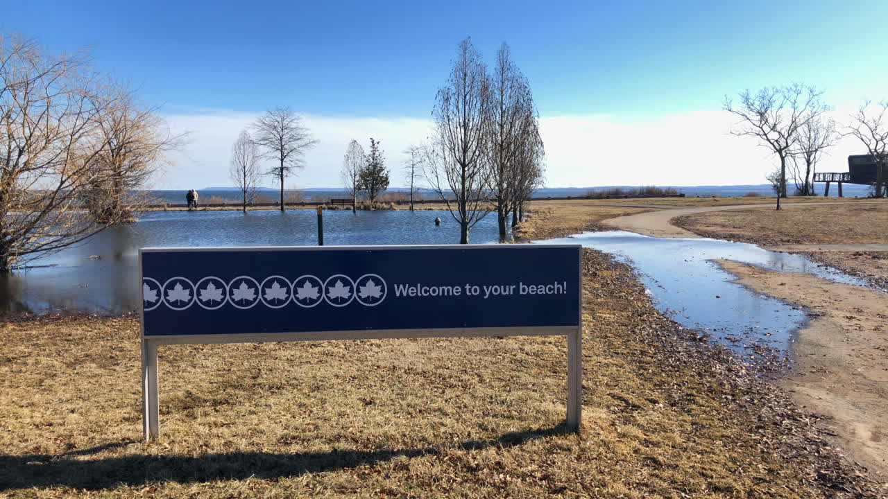 sendero inundado y área de césped en wolfe's pond park en staten island nueva york