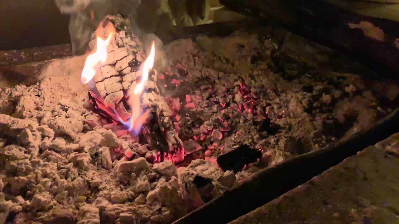 este es un metraje 4k de fuego en alta calidad