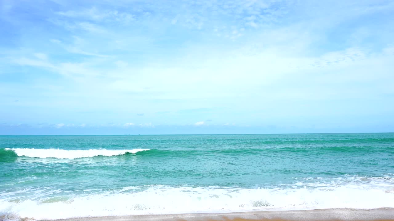 안다만 열대 해상 풍경 태국의 아름다운 해변에서 모래 해변에 파도가 부히는 풍경