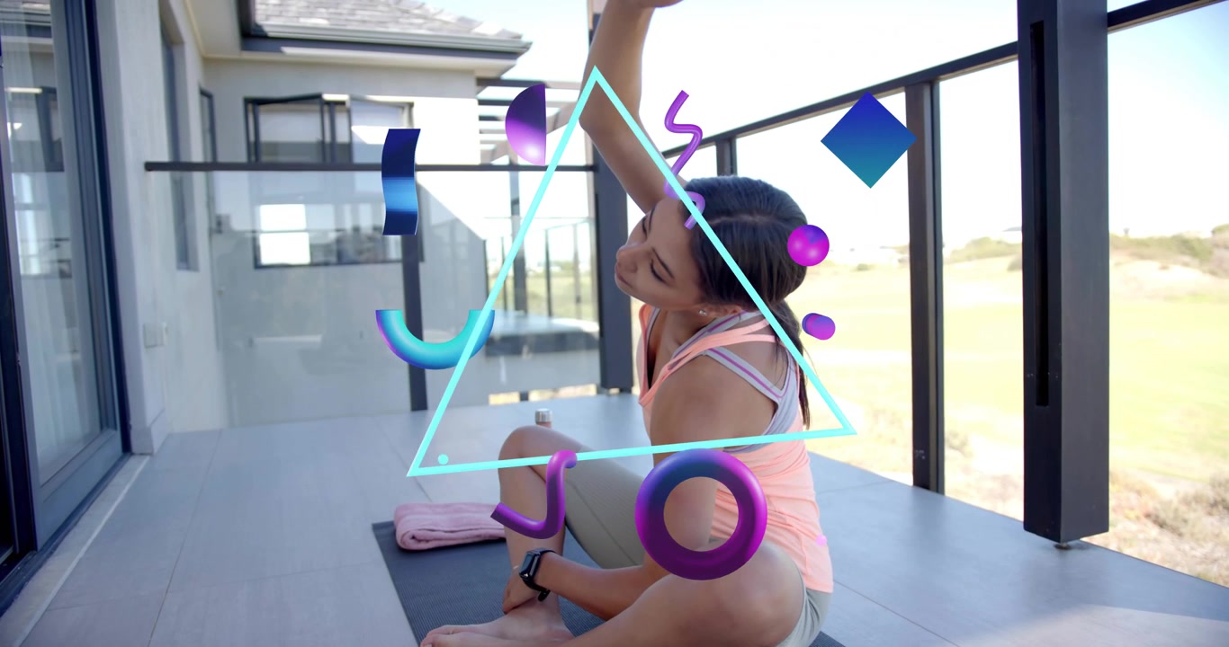Mulher fazendo alongamento de fitness sentada em um colchonete, com um triângulo de RA aparecendo e guiando a forma do braço direito