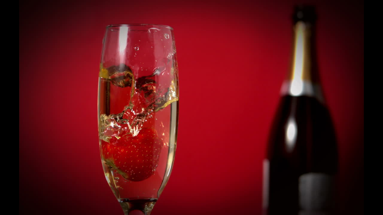 플루트에 떨어지는 딸기