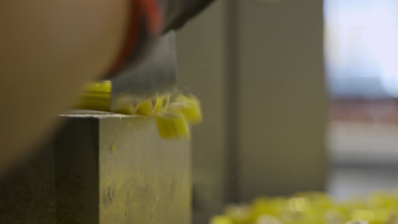Caramelle al caramello di ananas giallo dolce tagliate a pezzi, slow motion