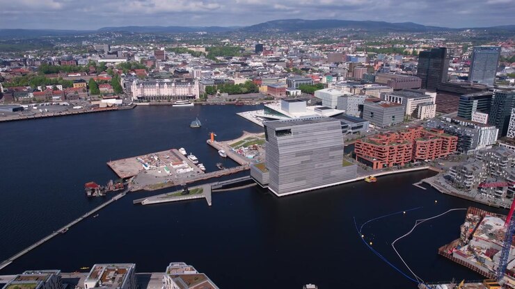 Ripresa drone di Oslo, Norvegia, del distretto centrale e del lungomare, del Teatro dell'Opera e del Museo Munch in una giornata di sole.