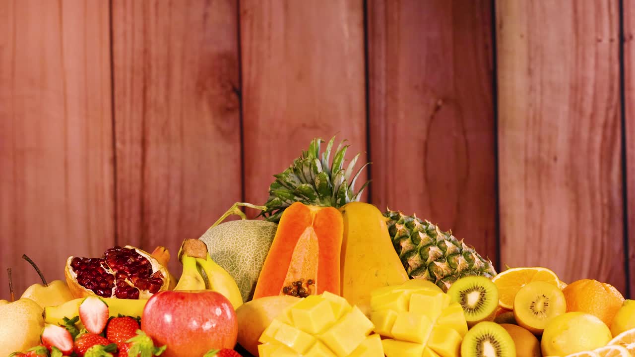 Varietà di frutta esposta su sfondo di legno