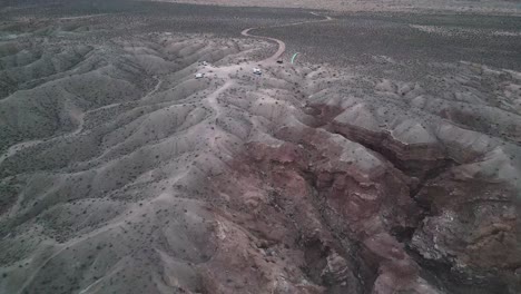 Blauer-Gleitschirmdrachen-Fliegt-über-Abgelegene-Felsformationen-In-Der-Landschaft-Von-Utah