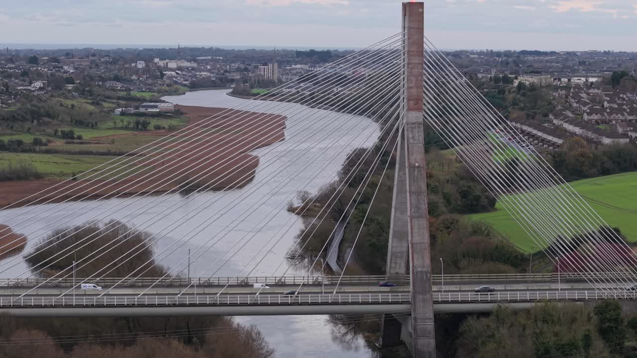 подвесной мост в ирландии простирается над спокойной рекой в живописной обстановке