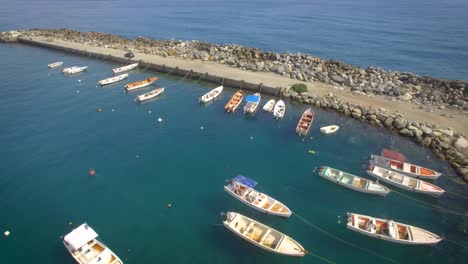 toma aérea de un pequeño puerto deportivo de barcos de pesca en el mar caribe