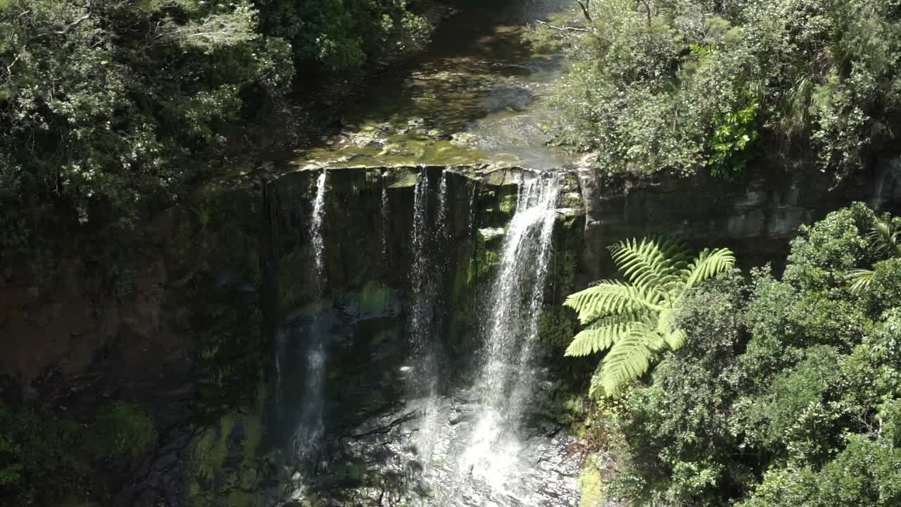 slowmo - mokoroa falls cerca de auckland, nueva zelanda