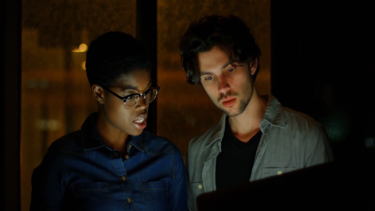 Business colleagues discussing over laptop 4k