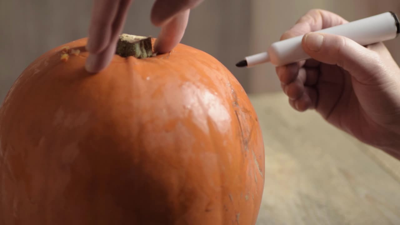 dibujando una calabaza para un jack o lantern de halloween