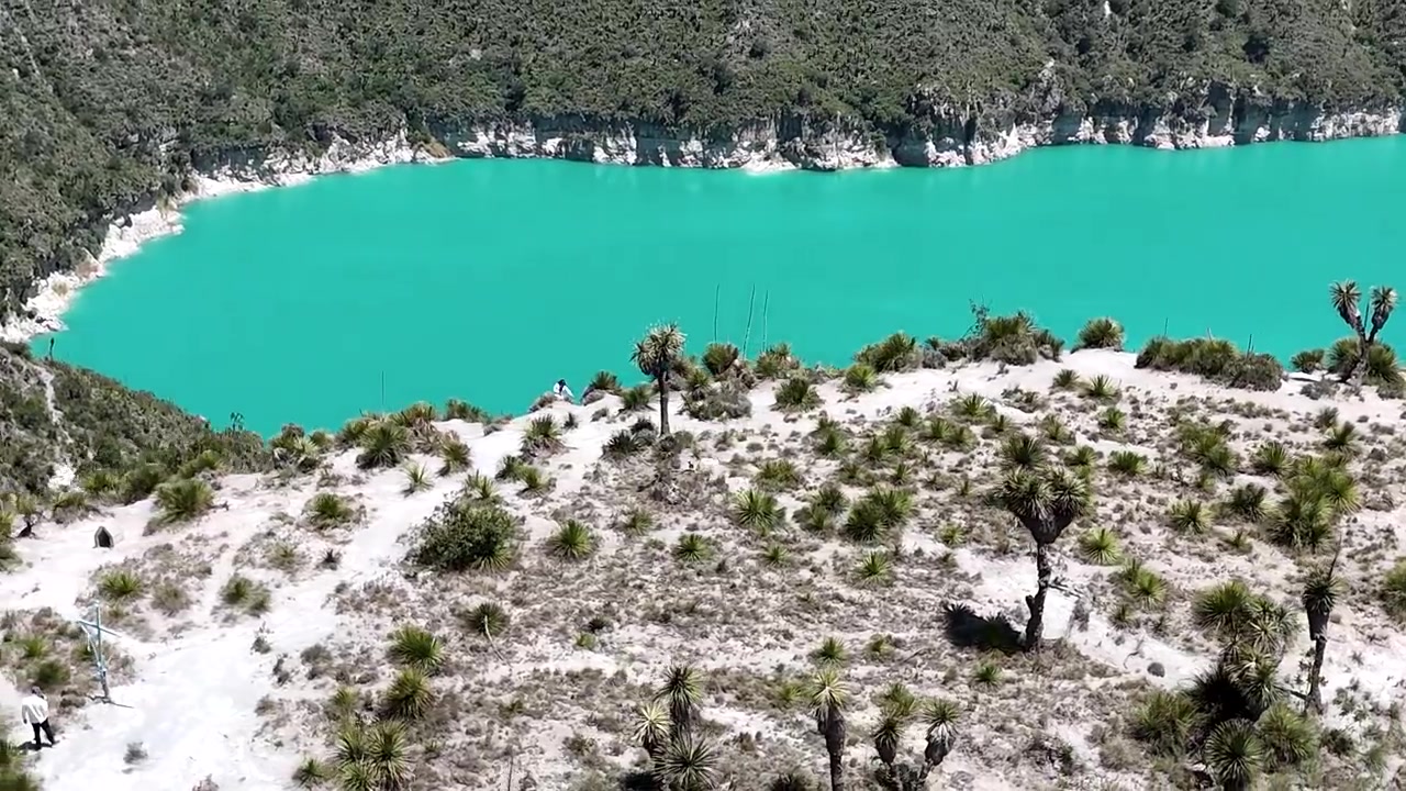 Orbitalansicht einer Wanderung in einer Lagune in Puebla, Mexiko