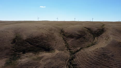 fotografía reveladora de drones de los generadores de viento en el oeste de canadá en las praderas