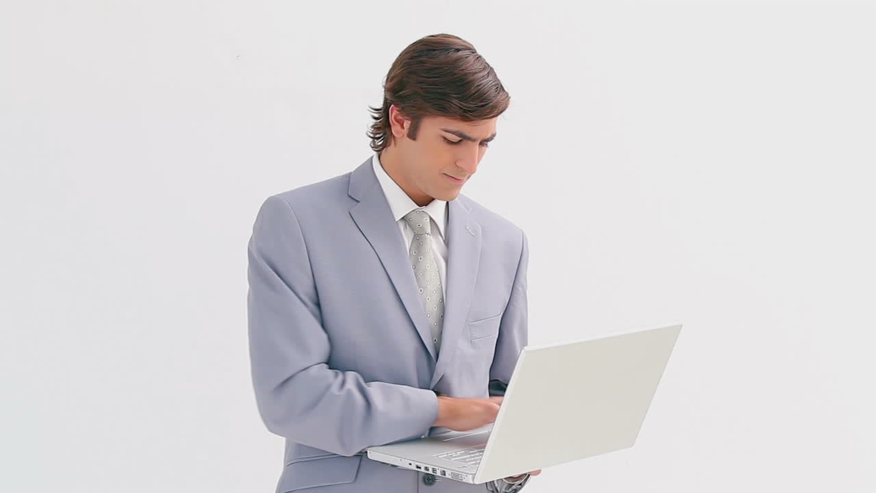 매니저가 노트북을 들고 있다