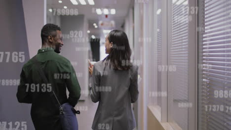 animación del procesamiento de datos sobre diversas personas de negocios discutiendo el trabajo