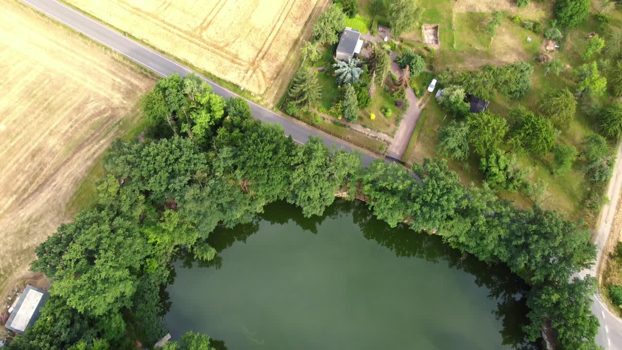 들판 가운데 있는 작은 호수