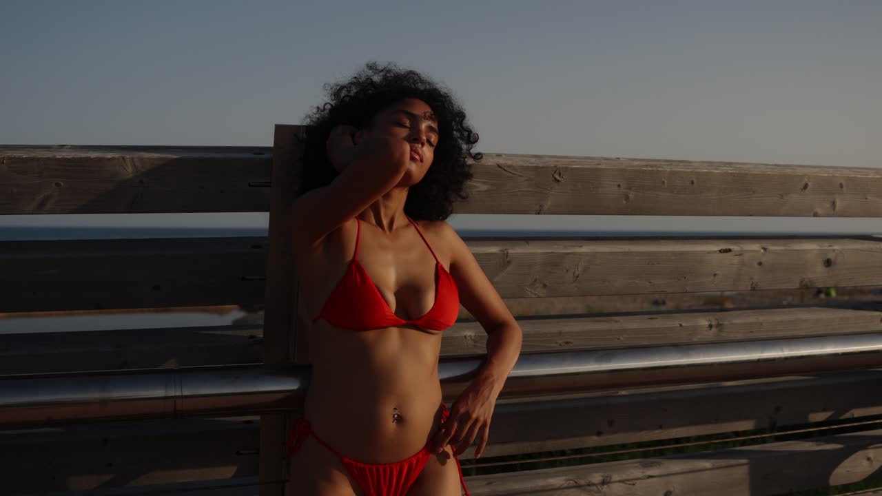 Donna in bikini rosso sulla spiaggia