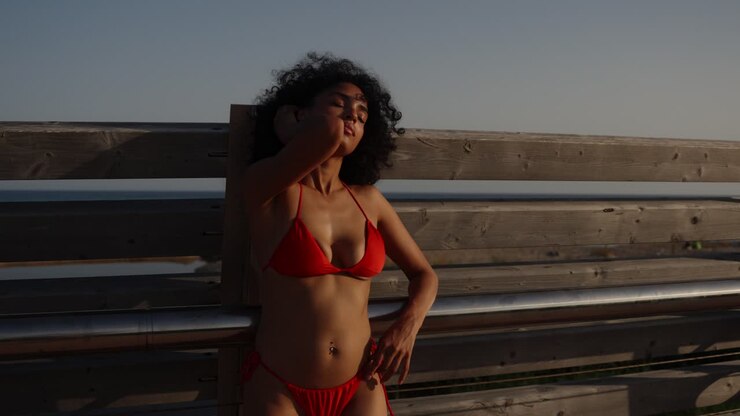 Donna in bikini rosso sulla spiaggia