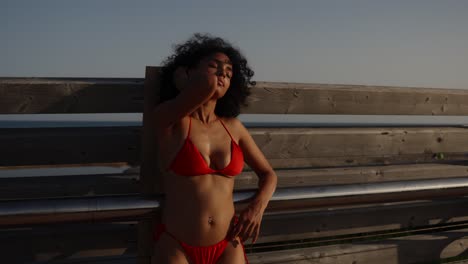 mujer en bikini rojo en la playa