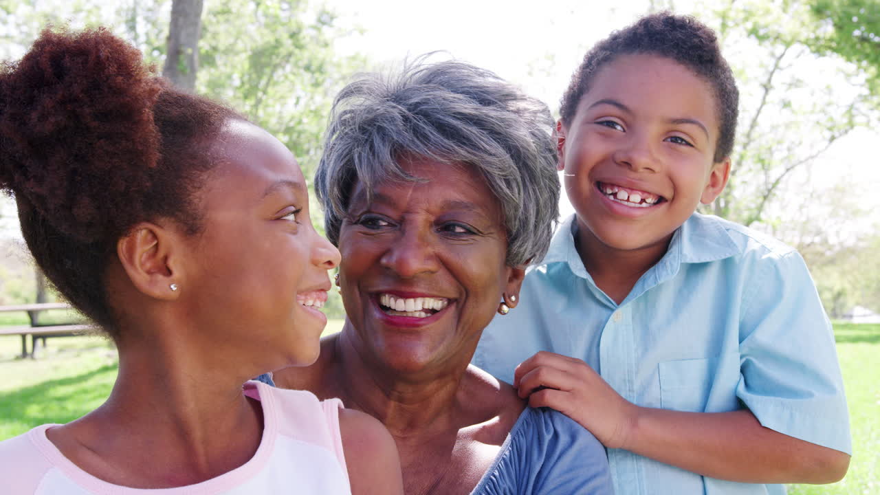 공원에서 휴식을 취하고 있는 손자들과 함께 할머니의 느린 동작 초상화