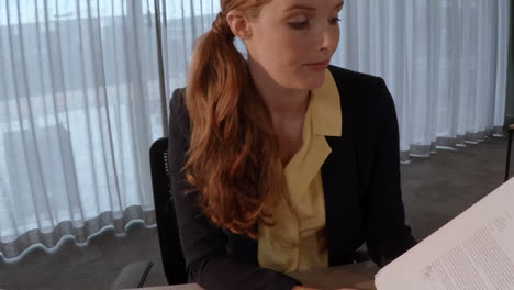 Businesswoman-holding-clipboard