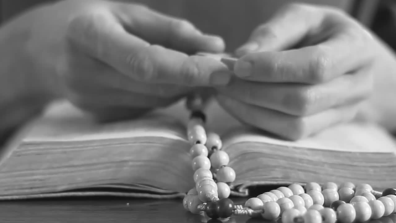聖書を持って神に祈る人々のストック動画・ストック映像