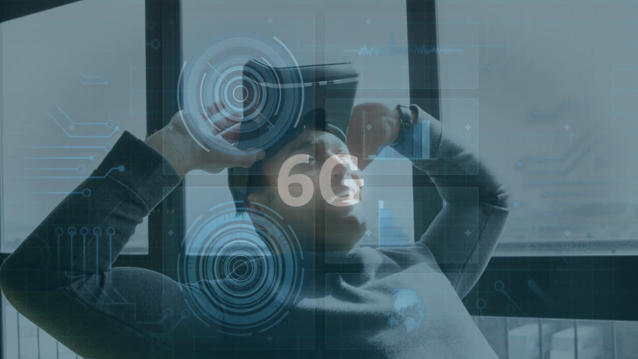 animación de texto 6g, escaneo de visores y procesamiento de datos sobre hombre sonriente con auriculares vr