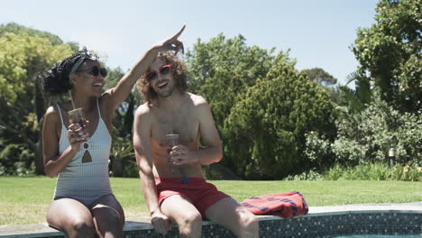 Pareja-Diversa-Disfruta-De-Un-Día-Soleado-Junto-A-La-Piscina