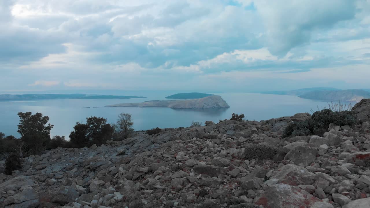 toma aérea de drones de la costa rocosa y las islas en el día nublado-2