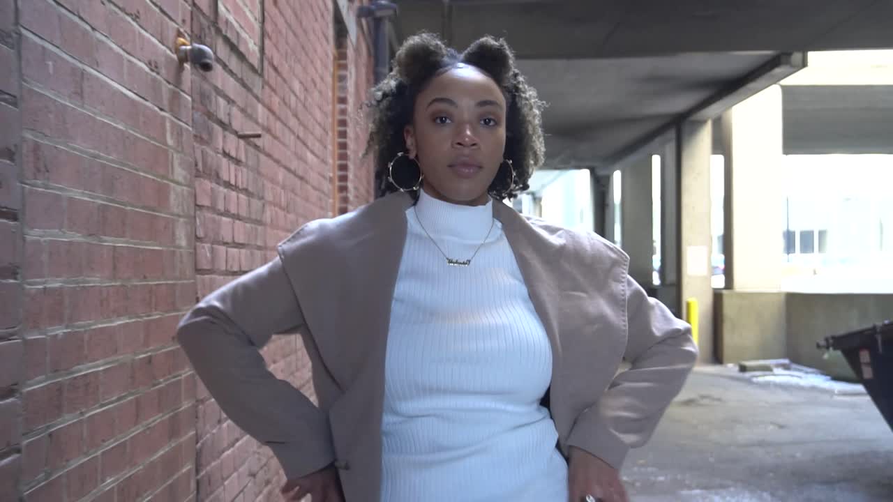 블랙 모델은 모델 워킹을 수행하고 겨울 복장을 선보입니다.