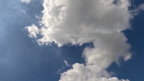 lapso de tiempo del movimiento de las nubes blancas en un cielo azul, el tiempo cambia de soleado a ligeramente nublado