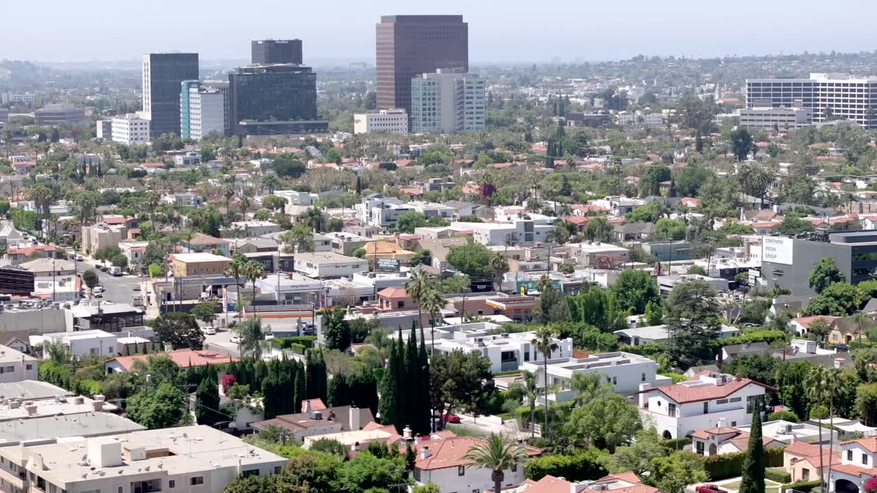 극심한 열기에 웨스트 할리우드 위를 날아다니는 건물과 열파 안개의 드론  ⁇ , 로스앤젤레스 ca usa