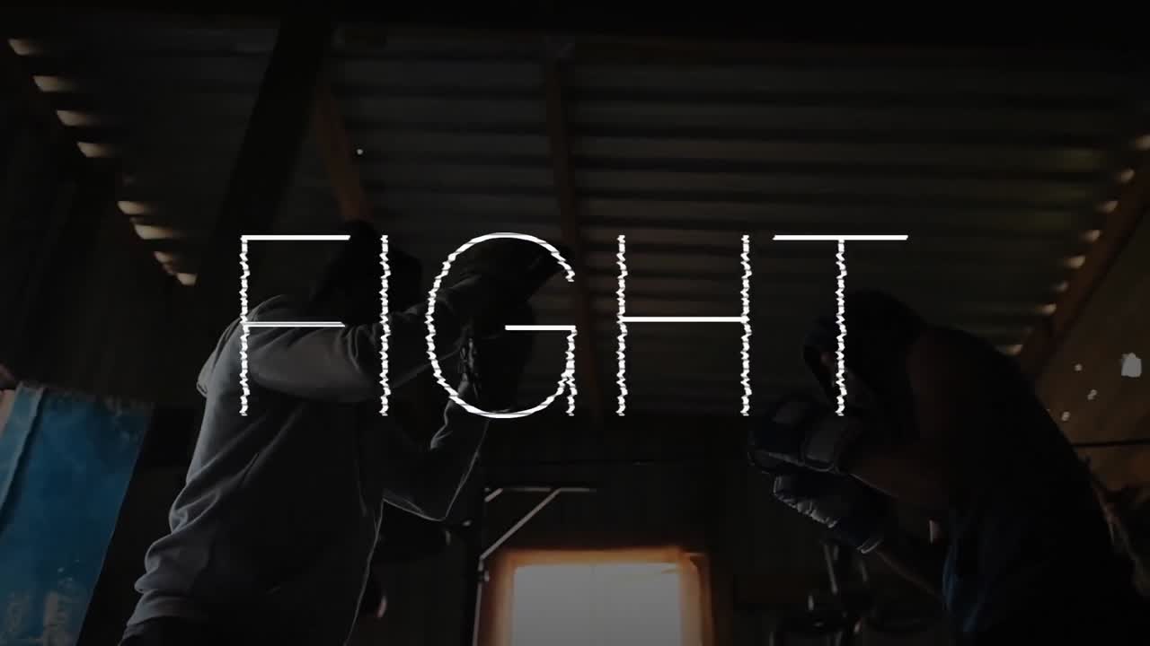 색으로 싸우는 텍스트의 애니메이션, 어두운 권투 체육관에서 스파링하는 권투 선수들