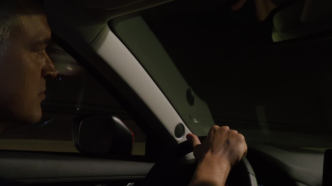 conductor enfocado mirando a través de la carretera del túnel