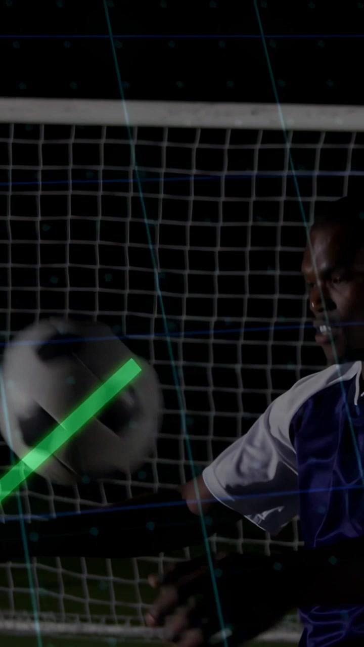 Video verticale: Giocatore che segue la palla, la ferma di petto, la controlla, con un grafico al neon che si riflette sulla rete per lo sport.