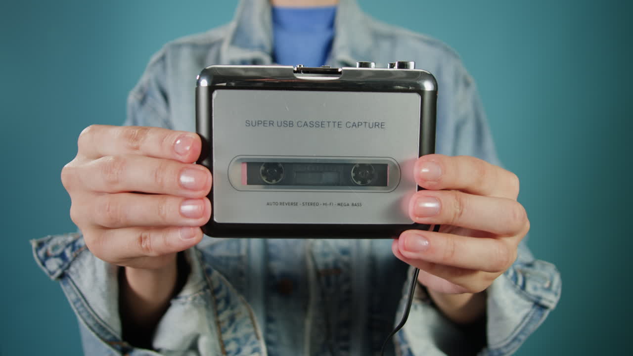 человек, держащий ретро usb-кассету устройства захвата