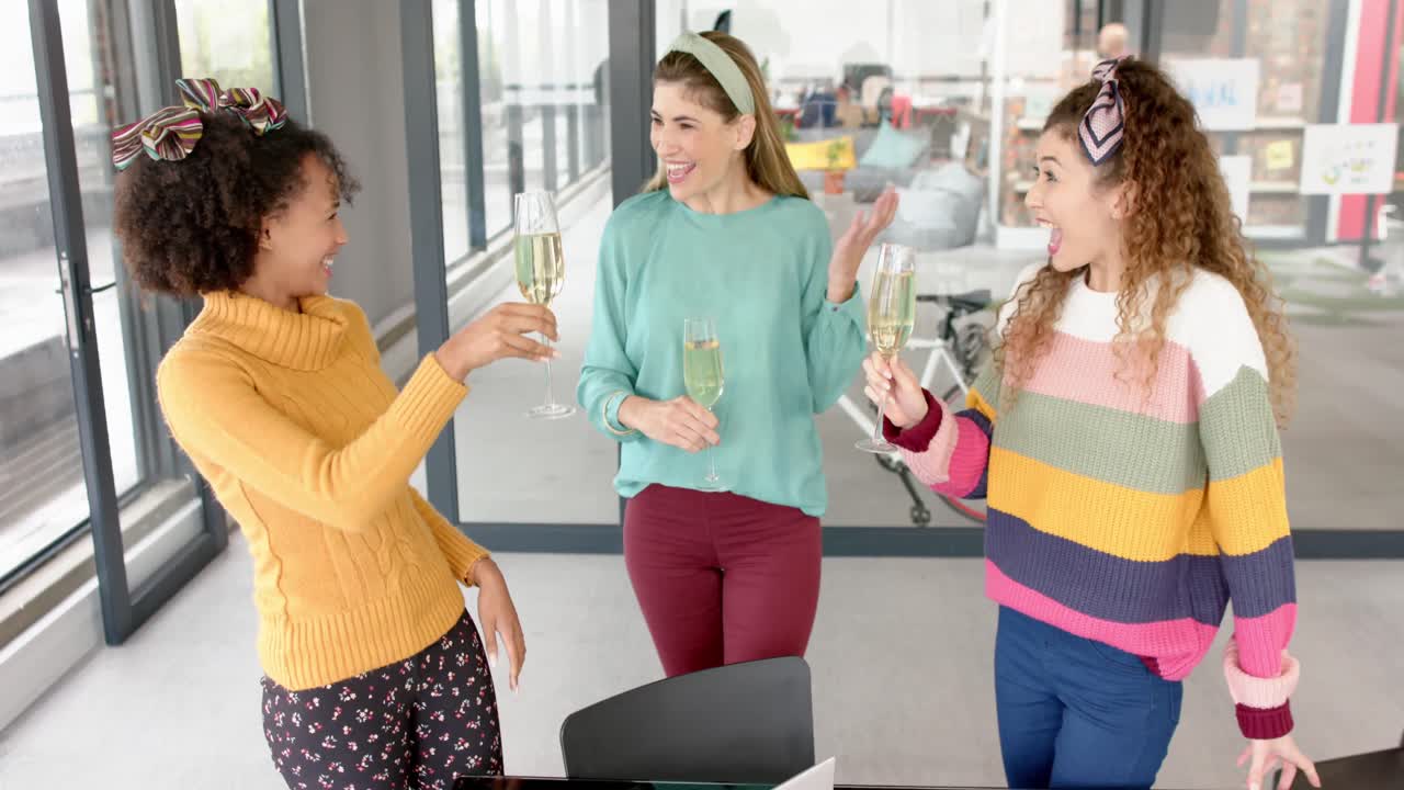 슬로우 모션으로 사무실에서  ⁇ 페인 컵을 마시며 축하하는 행복한 다양한 사업가