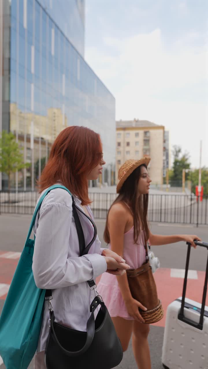 dos mujeres caminando por la calle