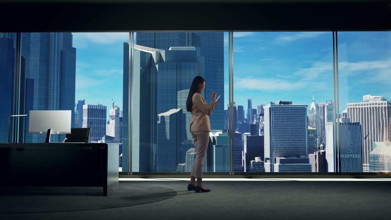 축하하는 아시아 사업가 여성은 스마트폰을 보고 창문 밖으로 구름다리 큰 도시를 바라보고 있습니다.