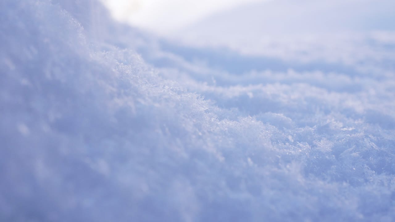 4k 클로즈업 영상, 얼음 어리 위에 떨어지는 신선한 파우더 눈을 포착, 얼음 차가운 겨울 풍경 설정